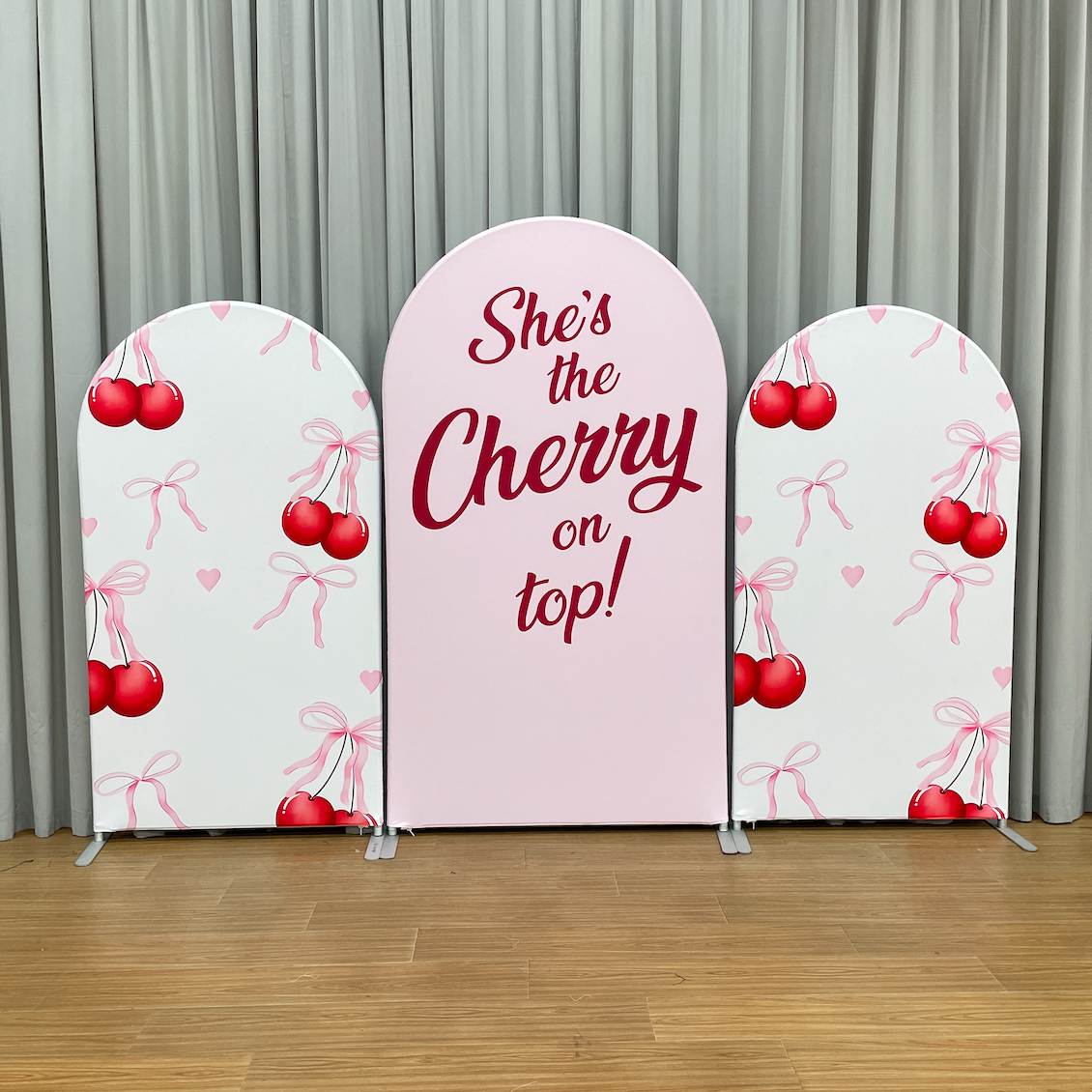 Cubierta de tela para pared con fondo de arco de fiesta "Ella es la cereza del pastel"